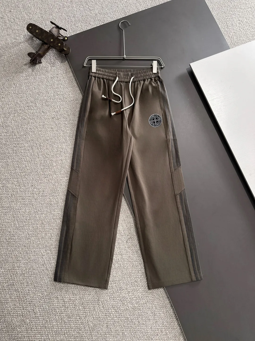 🅿️400 next day shipping Stone Island 2025 spring and summer new elastic band casual pants, thin counter custom fabrics, high breathability and comfort, impeccable details, brand element design concept, reflecting high quality. It feels delicate and soft! It presents a casual cut and the upper body shape is great! Size: M-3XL